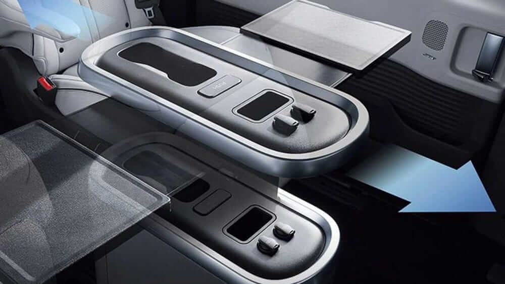 Cụm điều khiển trung tâm của hàng ghế giữa trên Hyundai Staria Lounge Limousine