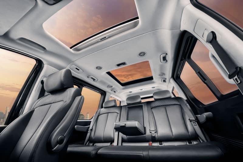 Hàng ghế thứ hai của Hyundai Staria Premium 2022 có thêm bệ tì tay trung tâm