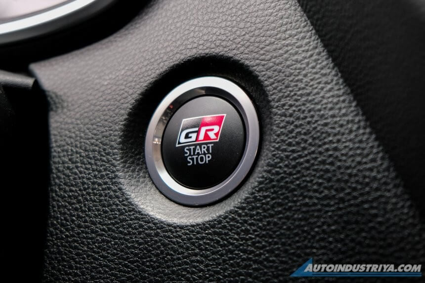 Nút bấm khởi động máy với logo GR của Toyota Corolla Altis GR Sport 2022