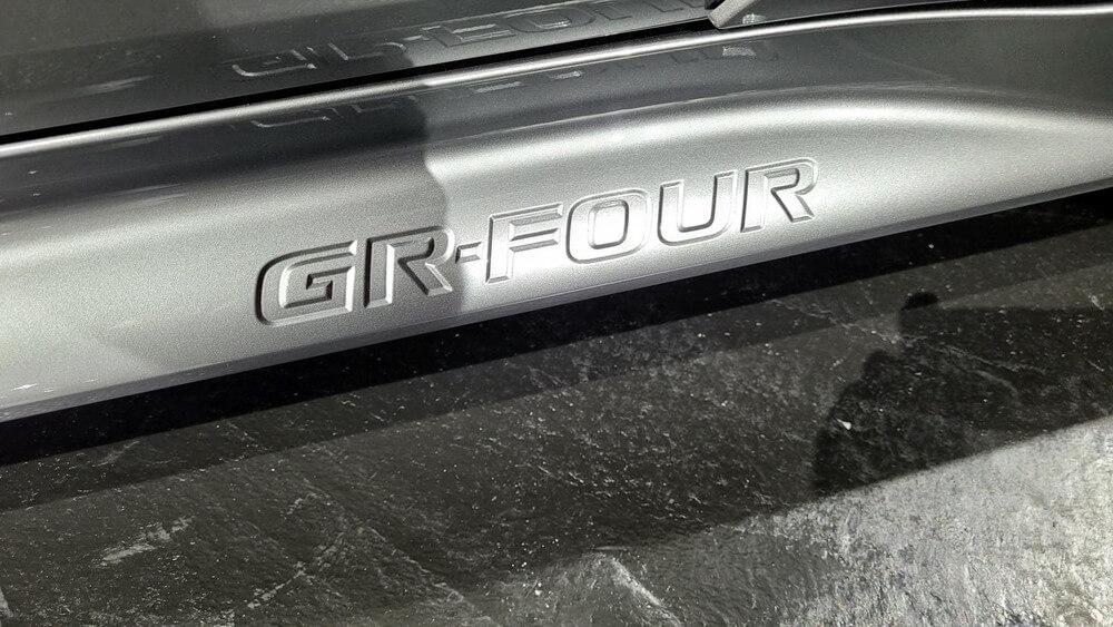 Cánh lướt gió bên sườn với logo GR-Four của Toyota GR Corolla 2023