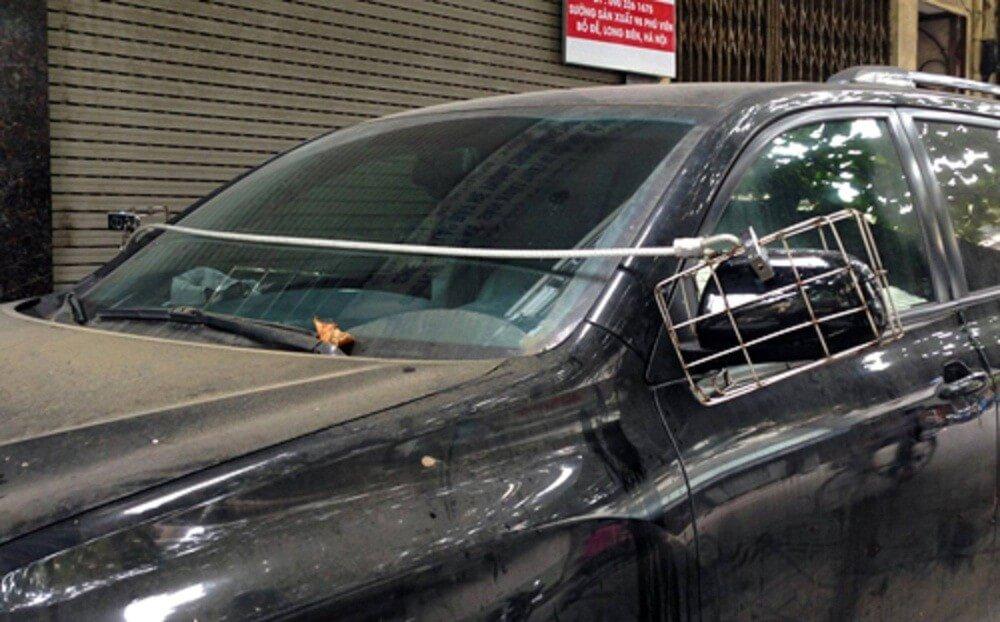 Tuyệt chiêu bảo vệ gương của chủ xe cũng khiến những tên trộm khóc thét.