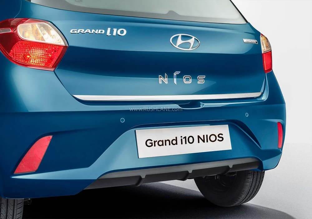 Cửa cốp của Hyundai Grand i10 Nios Corporate Edition có thêm nẹp mạ crôm