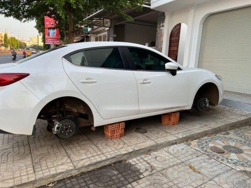 Chiếc Mazda3 bị trộm cả 4 bánh xe khi để trước cửa nhà.