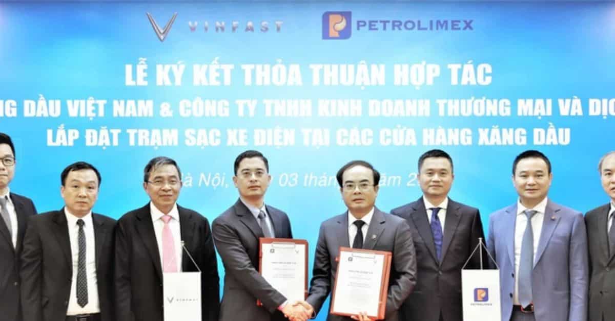 VinFast bắt tay hợp tác với tập đoàn Petrolimex: Lắp đặt trạm điện tại cửa hàng xăng dầu