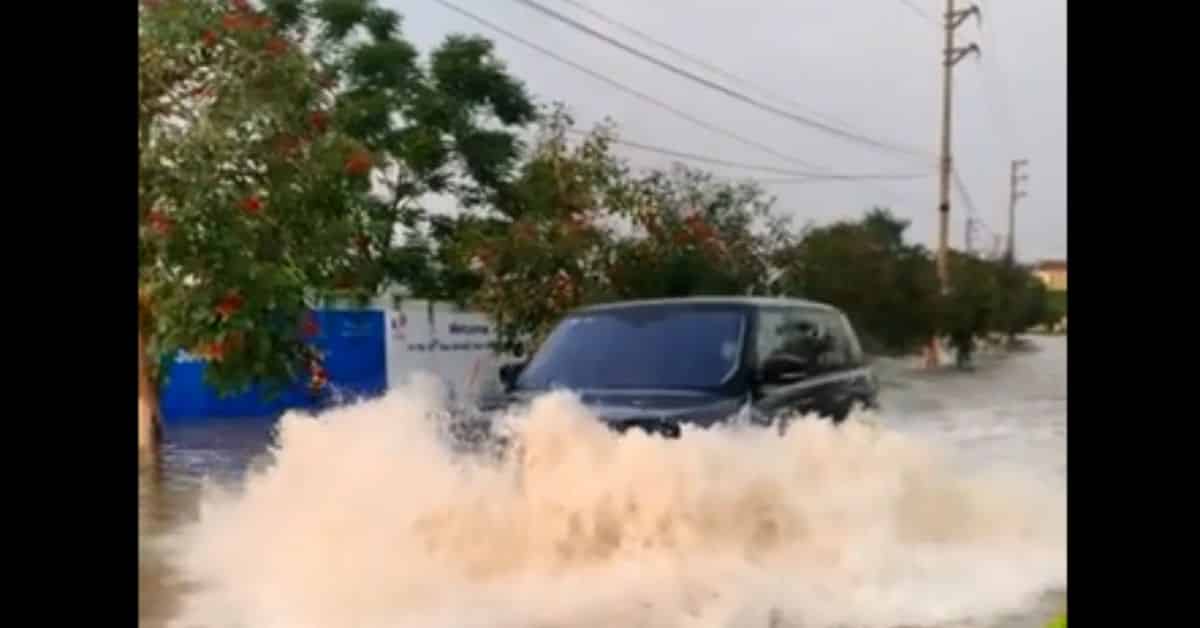 Video: Range Rover hóa 