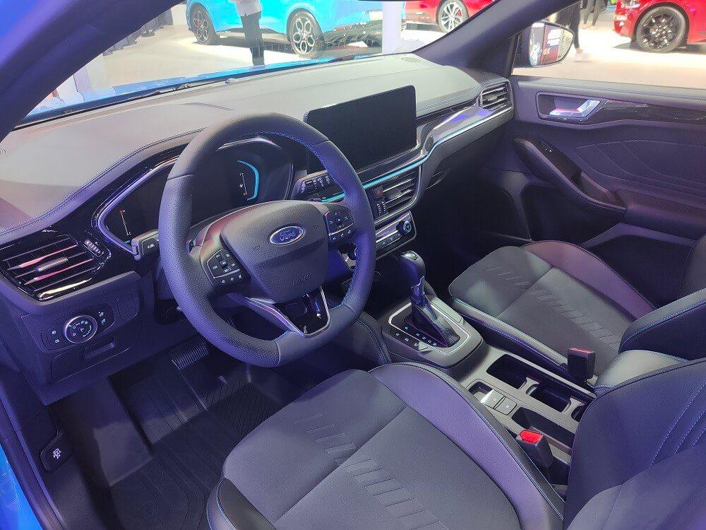 Nội thất của Ford Focus 2022 bản S Edition có chỉ khâu giống màu sơn ngoại thất