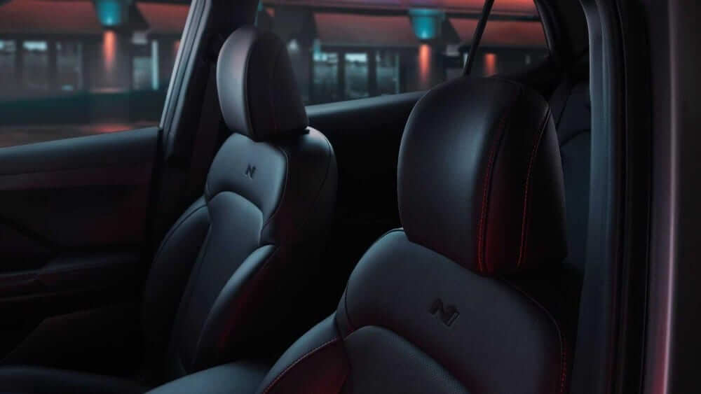 Ghế của Hyundai Creta N Line 2022 có chỉ khâu màu đỏ