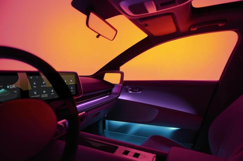 Hệ thống đèn viền nội thất của Hyundai Ioniq 6 2023 có thể kết hợp 2 màu