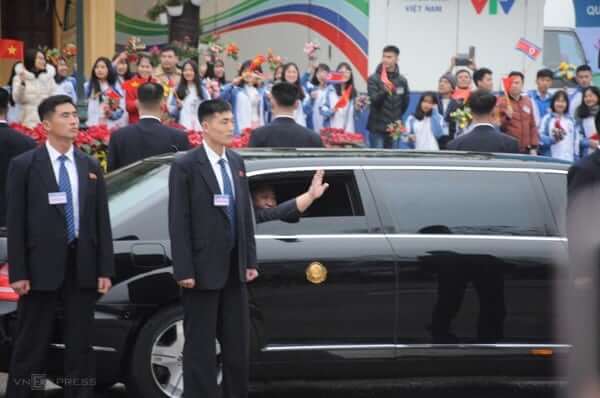 Chủ tịch Kim Jong Un bên trong xe Mercedes-Benz S600 Pullman Guard