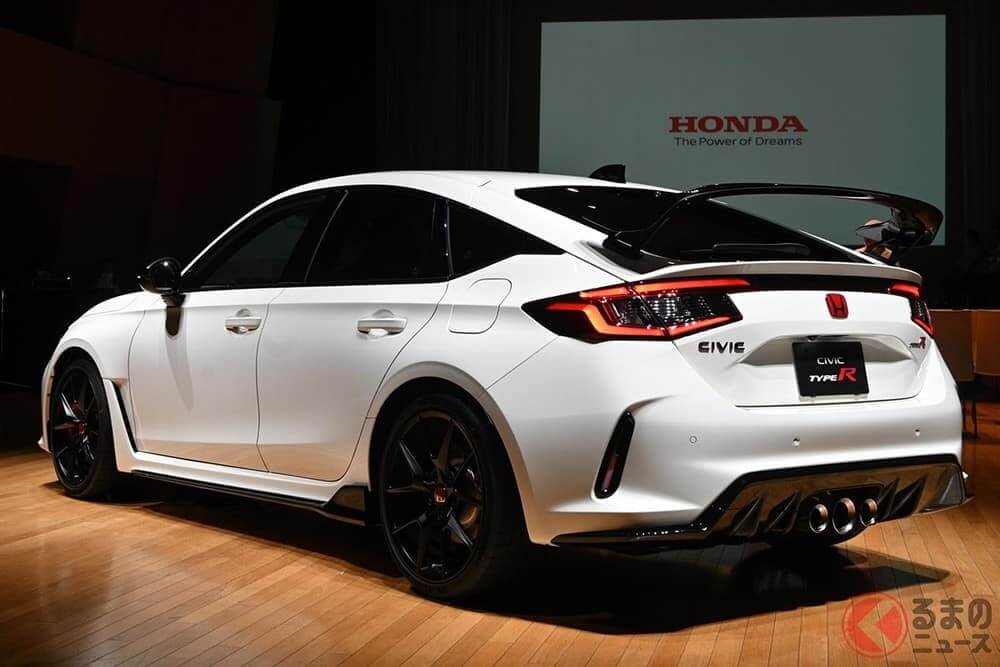 Honda Civic Type R 2023 có khe gió sau chắn bùn trước và vành nhỏ hơn trước