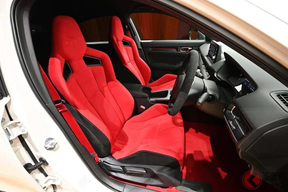 Ghế trước thể thao bọc màu đỏ của Honda Civic Type R 2023