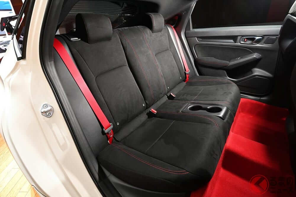 Ghế sau của Honda Civic Type R 2023 bọc màu đen tương phản