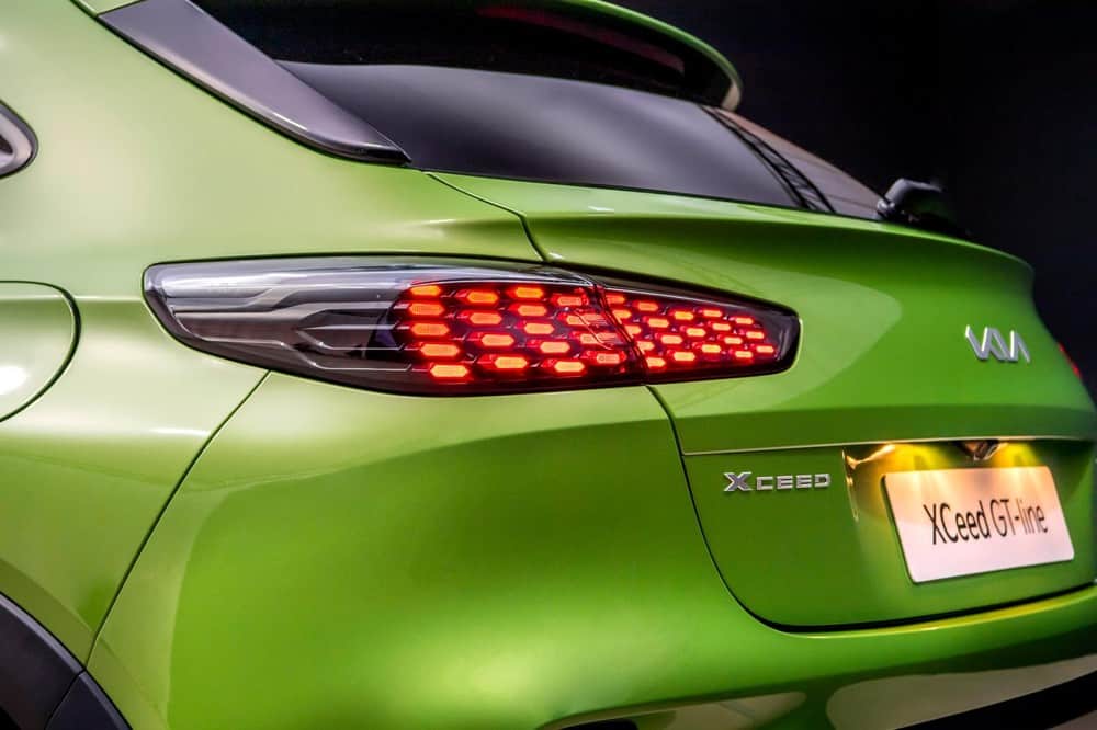 Tạo hình lục giác bên trong đèn hậu của Kia XCeed 2022 bản GT-Line