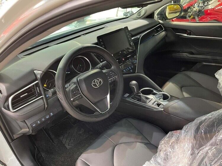 Nội thất bên trong chiếc Toyota Camry 2.5HV 2022