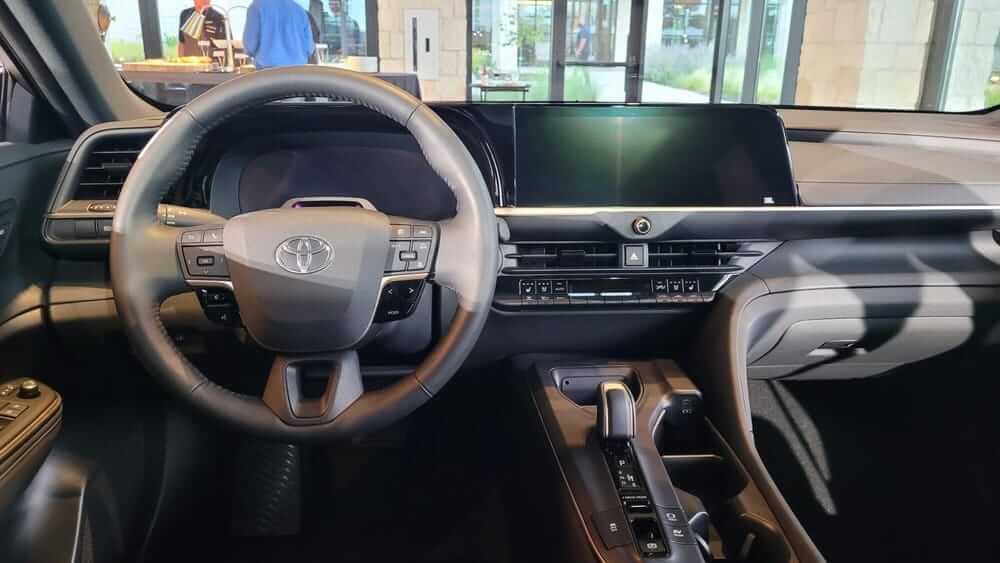 Nội thất của Toyota Crown Crossover 2023 bản cao cấp