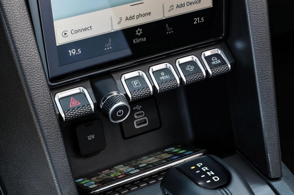 Dãy phím cơ học và nút bấm khởi động máy bên dưới màn hình trung tâm của Volkswagen Amarok 2023