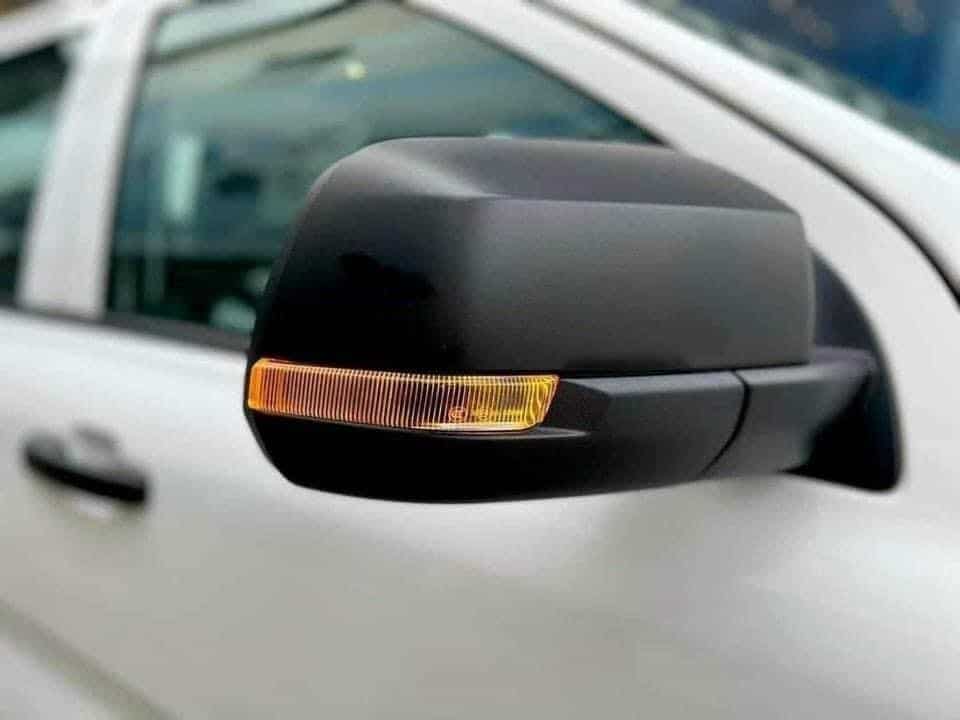 Gương chiếu hậu chỉnh điện, tích hợp đèn báo rẽ của Ford Ranger XL 2022