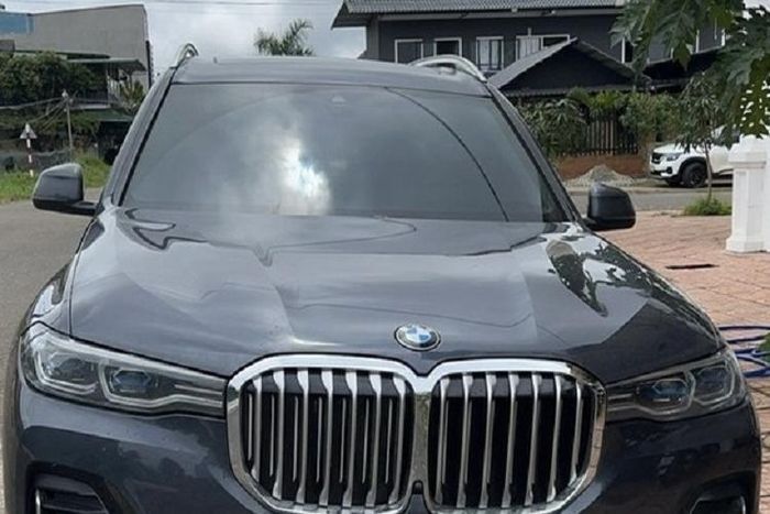 Mới đây, một chiếc xe SUV hạng sang cỡ lớn BMW X7 của tay chơi Lâm Đồng bị bắt gặp lăn bánh ở Sài thành với chiếc biển số tứ quý 9 đã thu hút sự quan tâm của giới mê biển. Nhiều người còn cho rằng xe đẹp thì phải đi kèm biển VIP.