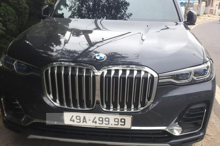Hiện tại, giá xe BMW X7 mới đang được bán chính hãng tại Việt Nam từ 5,869 tỷ đồng cho bản X7 xDrive40i M Sport còn X7 xDrive40i Pure Excellence có giá lên đến 6,89 tỷ đồng.