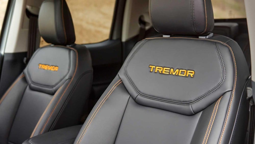Ghế của Ford Maverick Tremor 2023 bọc da màu đen, thêu logo màu cam
