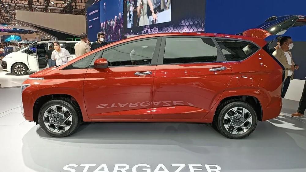 Hyundai Stargazer có chiều dài cơ sở lớn hơn một chút so với Mitsubishi Xpander