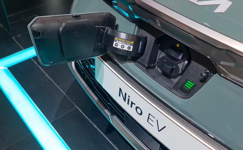 Cổng sạc trên đầu xe của Kia Niro EV 2022