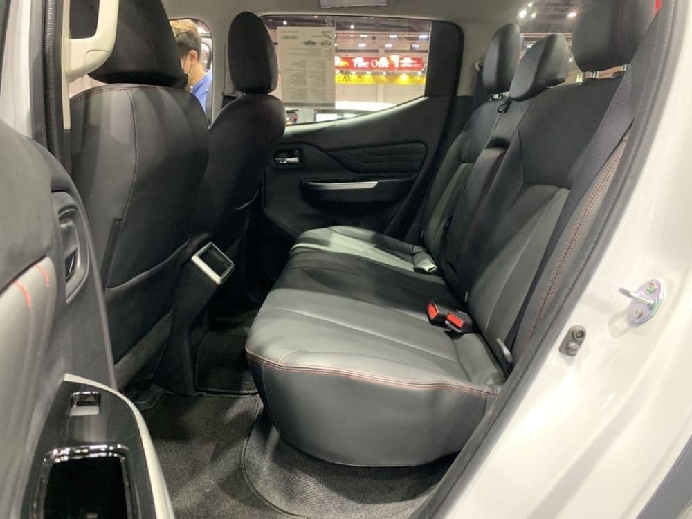 Hàng ghế sau của Mitsubishi Triton S-Limited Edition 2022 có đủ cổng USB và cửa gió điều hòa