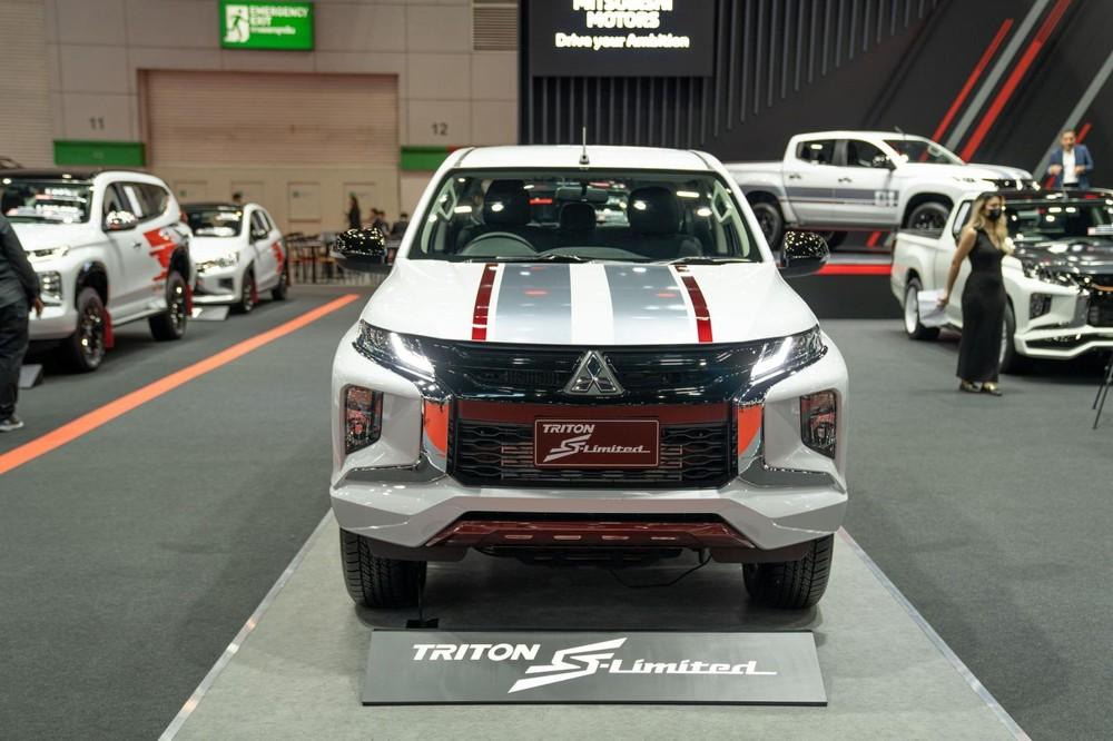 Mitsubishi Triton S-Limited Edition 2022 được trang bị lưới tản nhiệt màu đen bóng