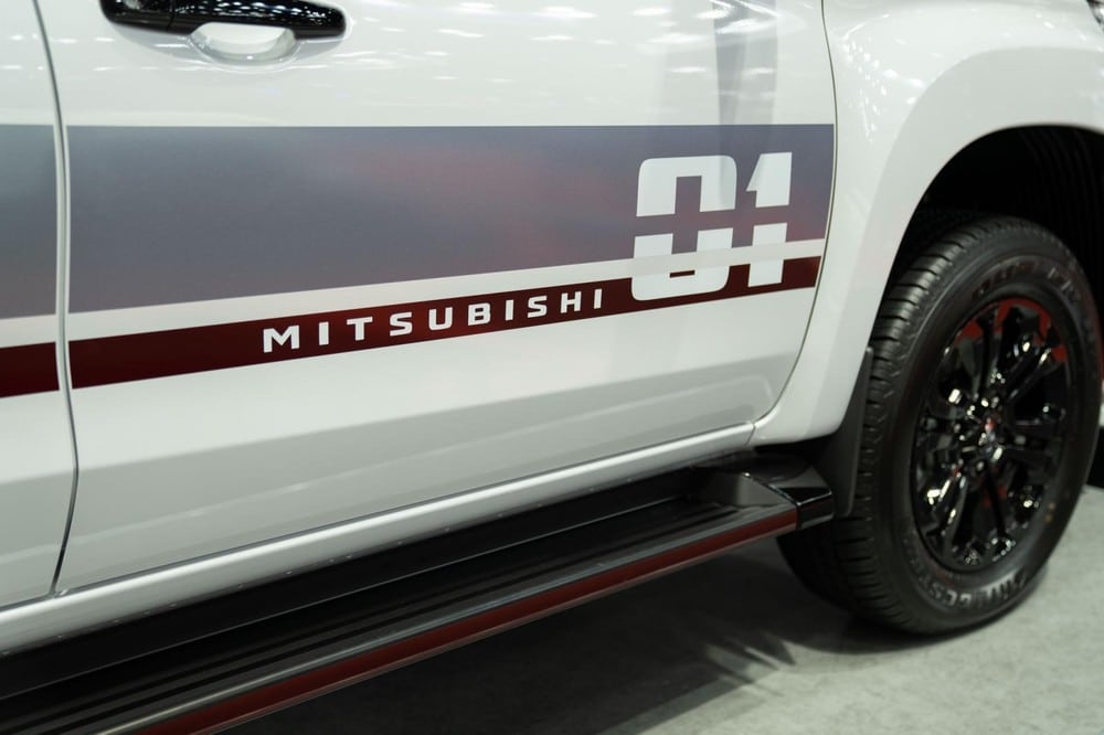 Bệ bước chân màu đỏ mới của Mitsubishi Triton S-Limited Edition 2022