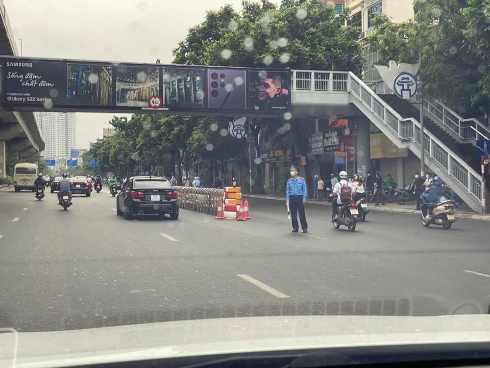 Thanh tra Sở GTVT quận Thanh Xuân có mặt để điều tiết giao thông, hướng dẫn người dân đi đúng làn