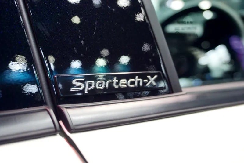Logo Sportech-X trên cột B của Nissan Almera Sportech-X 2022