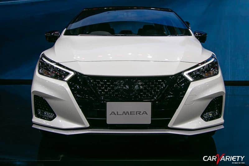 Nissan Almera Sportech-X 2022 có thêm lưới tản nhiệt màu đen và đèn pha tích hợp dải đèn LED định vị ban ngày