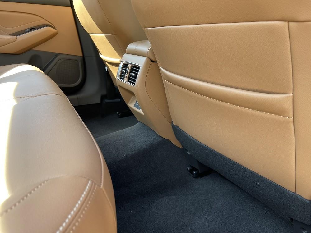Hàng ghế sau của Nissan Teana 2023 có cửa gió điều hòa riêng