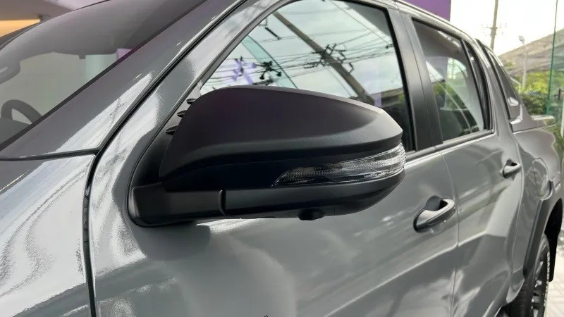 Ốp gương ngoại thất màu xám đậm của Toyota Hilux Revo-D Rocco 60th Anniversary