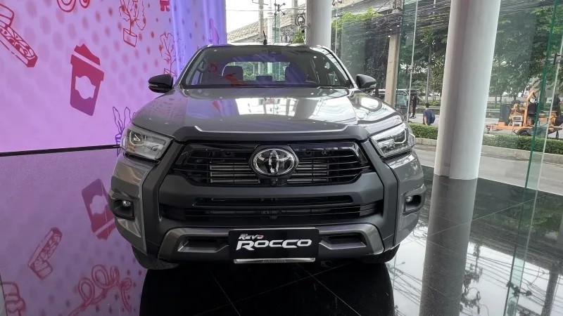 Toyota Hilux Revo-D Rocco 60th Anniversary nhìn từ phía trước