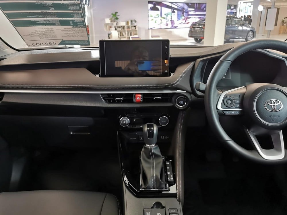 Màn hình trung tâm của Toyota Vios 2023 khá giống với xe Honda và Mazda đời mới
