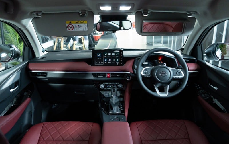 Nội thất bọc da màu đỏ - đen ấn tượng của Toyota Vios 2023 bản cao cấp nhất