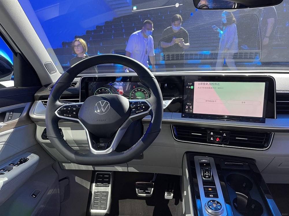 Màn hình cong nổi bật trên mặt táp-lô của Volkswagen Tavendor 2023