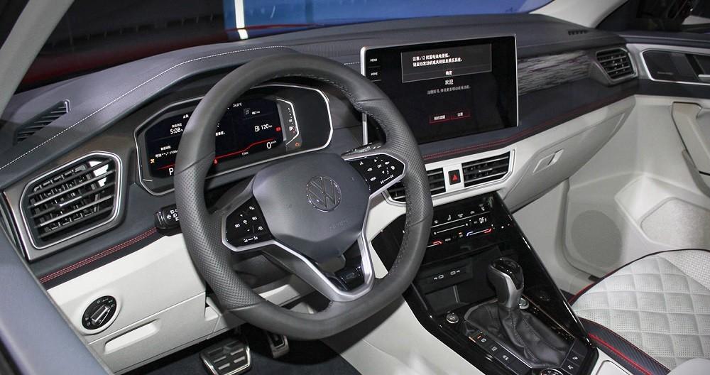 Cả cụm điều khiển trung tâm và màn hình thông tin giải trí của Volkswagen Tayron 2023 đều tập trung về phía người lái hơn