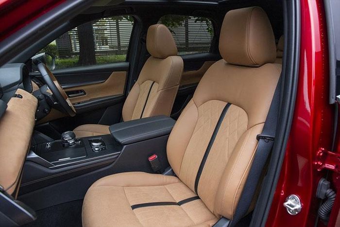 Được áp dụng ngôn ngữ thiết kế "Kodo" quen thuộc của hãng Mazda, CX-60 mới sở hữu kích thước khá lớn với chiều dài 4.740 mm, chiều rộng 1.890 mm, chiều cao 1.685 mm, chiều dài cơ sở 2.870 mm và bán kính vòng quay tối thiểu 5,4 m. Những trang bị nội thất nổi bật của xe bao gồm bảng đồng hồ kỹ thuật số với màn hình màu TFT-LCD,...