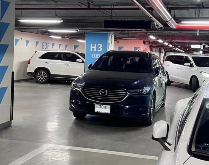 Chiếc Mazda 3 này đỗ không theo bất cứ 1 quy tắc nào tại hầm của tòa trung tâm thương mại Lotte khiến những xe ra vào gặp khó khăn (Ảnh: Kuboksu/OFFB)