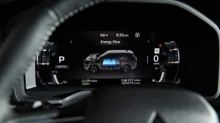  Các thông số về hệ thống Hybrid cũng sẽ được hiển thị trên các màn hình này để giúp lái xe dễ dàng theo dõi trong quá trình sử dụng. 