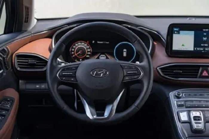 Theo hãng Hyundai, bản Prestige Choice sẽ có những trang bị yêu thích của khách hàng như kính cửa sổ cách âm ở 2 hàng ghế đầu, đèn chờ dẫn đường tích hợp vào gương chiếu hậu, bảng đồng hồ kỹ thuật số 12,3 inch, màn hình hiển thị thông tin kính lái HUD, ghế lái nhớ vị trí và sạc điện thoại thông minh không dây.