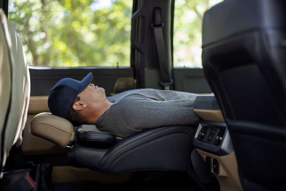 Ghế của Ford Super Duty 2023 có thể ngả phẳng xuống để người lái nghỉ ngơi