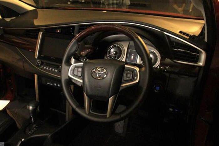 Ngoài ra, nhân viên tư vấn bán hàng tại đại lý còn hé lộ một số trang bị của Toyota Innova Zenix 2023 ở thị trường Indonesia. Theo đó, xe sẽ được trang bị tính năng khởi động nút bấm tiêu chuẩn ở mọi phiên bản. Trong khi đó, các phiên bản hybrid sẽ có thêm cửa sổ trời toàn cảnh Panorama mới.