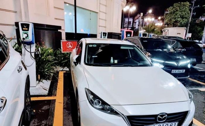 Chiếc Mazda 3 màu trắng này đỗ tại vị trí sạc pin xe điện tại một khu đô thị của Vinhomes ở Hà Nội. (Ảnh: Trương Tuấn Nghĩa/OFFB)