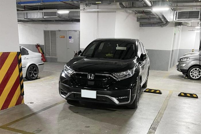 Dù có vạch kẻ chia ô đỗ xe nhưng chiếc Honda CR-V này vẫn một mình một kiểu. (Ảnh: Nguyễn Quanh/OFFB)