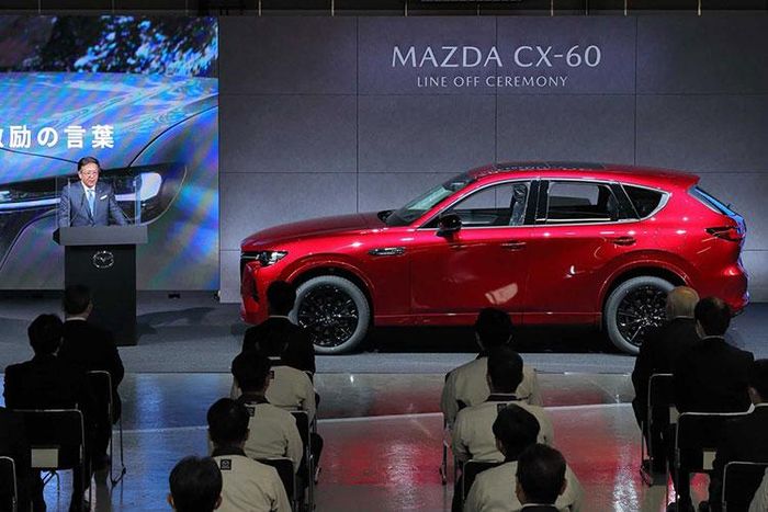  Mazda CX-60 2023 mới là mẫu SUV cỡ trung lần đầu tiên trình làng vào hồi tháng 3 đầu năm nay. Sau nửa năm, mẫu xe này mới chính thức được bày bán ở thị trường nội địa Nhật Bản. Ở thị trường nội địa, Mazda CX-60 2023 được chia thành 4 phiên bản, bao gồm máy xăng, máy dầu, hybrid và plug-in hybrid (PHEV).