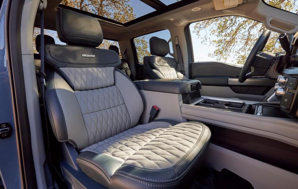 Ghế của Ford Super Duty 2023 được bọc da và khâu hình quả trám sang trọng