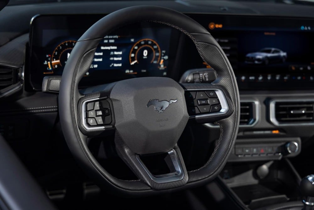 Vô lăng vát đáy thể thao của Ford Mustang 2024